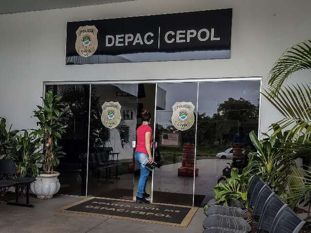 Briga em condom&iacute;nio termina com homem esfaqueado e com v&iacute;sceras expostas