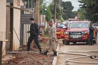 Homem d&aacute; martelada em irm&atilde; e incendeia casa no Aero Rancho