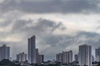 Céu com muitas nuvens na manhã deste sábado na Capital. (Foto: Marcos Maluf)