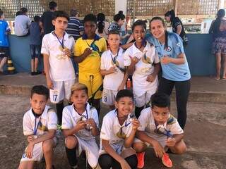 Meninos do time de futsal da escola Dolor Ferreira (Foto: Divulgação)