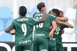 Jogadores do Palmeiras comemoram gol sobre o Assu na estreia (Foto: Divulgação)