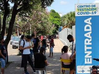 Centenas de pessoas com sintomas de covid foram em busca de exame. (Foto: Miriam Machado)