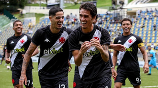 Jogadores do Vasco celebram um dos 12 gols marcados nesta tarde (Foto: Divulgação)