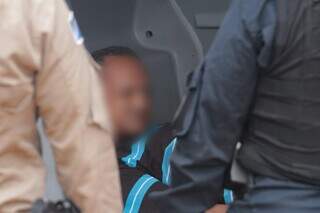 Homem d&aacute; martelada em irm&atilde; e incendeia casa no Aero Rancho