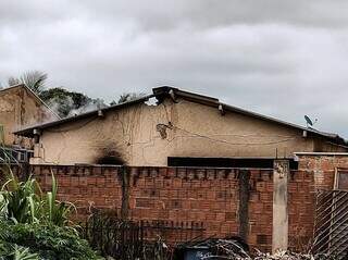 Homem d&aacute; martelada em irm&atilde; e incendeia casa no Aero Rancho