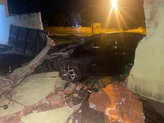 Carro e muro ficaram destruídos depois de colisão. (Foto: Divulgação / Polícia Civil)