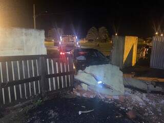 Carro depois de colidir em muro de casa. (Foto: Divulgação / Polícia Civil)