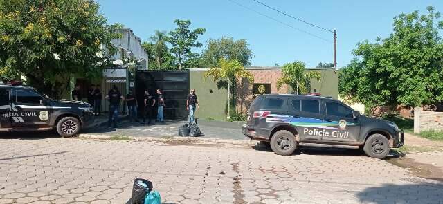 Pol&iacute;cia apreende imagens de seguran&ccedil;a onde diretora foi mantida em cativeiro