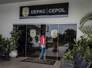 Entrada da Depac Cepol, onde caso foi registrado como tentativa de homicídio. (Foto: Marcos Maluf)