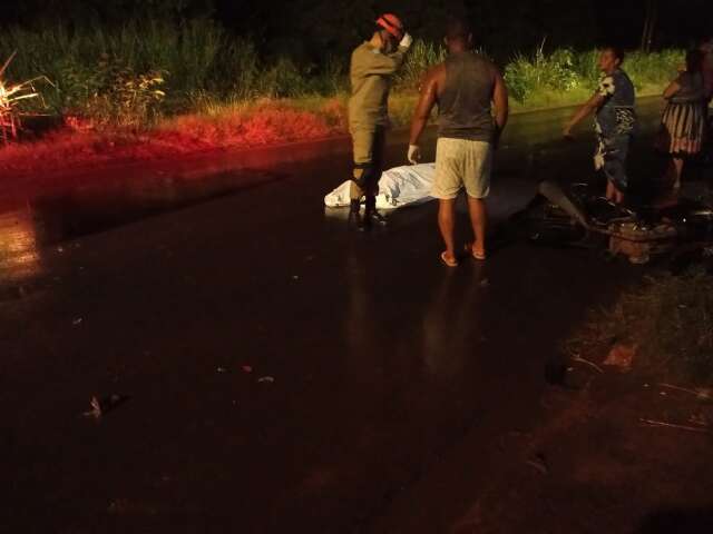 Homem morre em acidente entre carro e moto no Santa Em&iacute;lia
