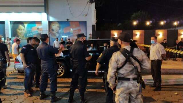 Homem &eacute; morto com mais de 20 tiros em frente de choperia na fronteira