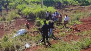 Corpo de Jarquerson caído ao lado de motocicleta em barranco (Foto: Rio Brilhante em Tempo Real)