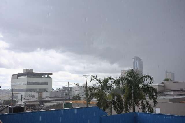 Chuva muda cara do domingo e refresca calor&atilde;o na Capital