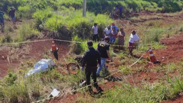 Homem é encontrado morto ao lado de moto às margens de rodovia