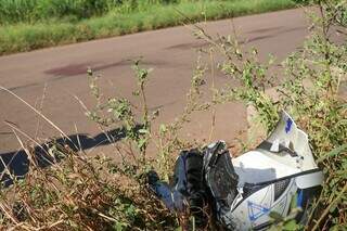 Capacete de Luiz ficou às margens de avenida, que ficou manchada com sangue de jovem. (Foto: Henrique Kawaminami)