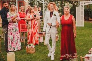 Léo entrando no casamento com a mãe. (Foto: Maidana Fotografia)