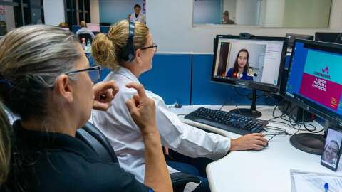 Projeto obriga call centers a atender deficientes auditivos por videochamada