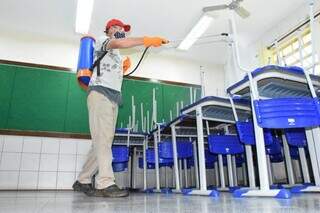 Funcionário realizando desinfecção em escola municipal na Capital. (Foto: Divulgação/PMCG)
