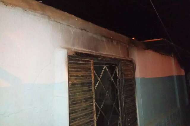 Casal &eacute; retirado inconsciente de resid&ecirc;ncia em chamas