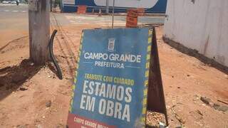 Placa indicando obras da Prefeitura em trecho da Rui Barbosa. (Foto: Marcos Maluf | Arquivo)