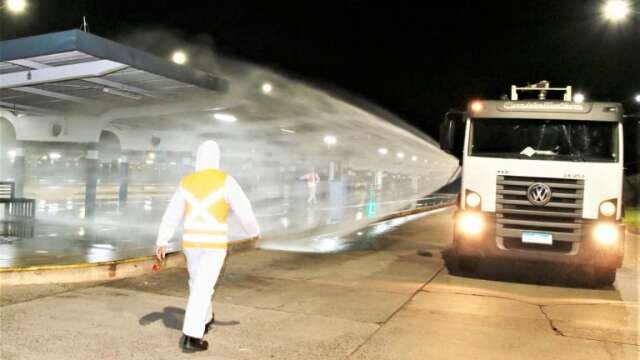Tr&ecirc;s equipes descontaminam terminais na noite desta segunda