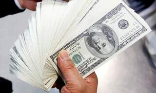 O dólar comercial fechou esta segunda-feira (10) vendido a R$ 5,674, com alta de R$ 0,043 (+0,76%). (Foto: Reuters)