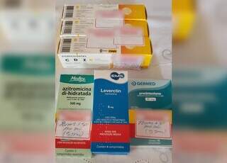Foto dos medicamentos comprados na farmácia por familiares da pessoa que denunciou o caso à Vigilância Sanitária de Dourados. (Foto: Direto das Ruas)