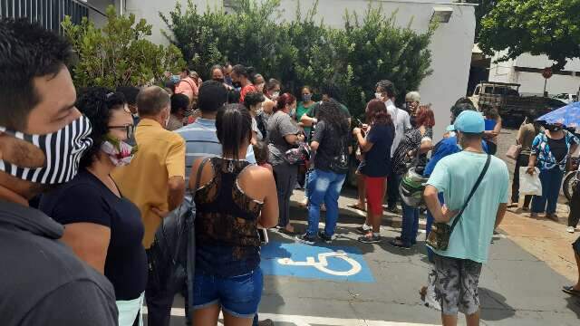 Moradores enfrentam longa fila para pagar habita&ccedil;&atilde;o na Capital