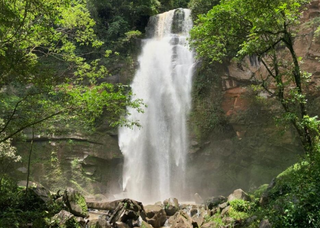 Cachoeira Los Pagos, localizada a cerca de 15 quilômetros da cidade. (Foto: Veja Aqui MS)