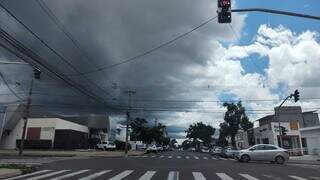 Céu carregado na região do Jardim do Estados anuncia chuva para esta segunda-feira em Campo Grande (Foto: Mirian Machado)