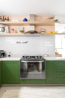 Verde da marcenaria e laranja candy colors se destacam na cozinha. (Foto: Rafael Lima)