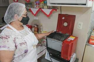 Antônia mostra com orgulho a máquina de pão que conseguiu comprar. (Foto: Marcos Maluf)