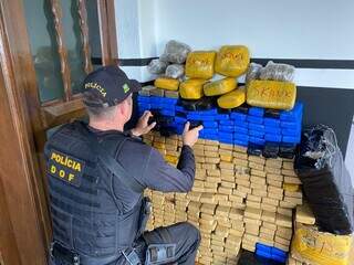 Tabletes de maconha foram levados para a Polícia Civil. (Foto: Divulgação | DOF)