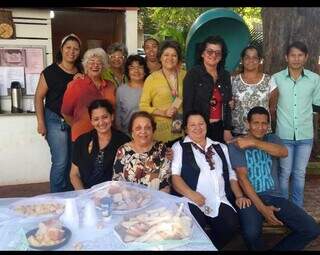 De blusa florida, Zilá com os colegas na Praça dos Imigrantes. (Foto: Arquivo Pessoal)