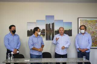 Secretários da prefeitura e diretor do Consórcio Guaicurus logo após a reunião sobre tarifa (Foto: Paulo Francis)