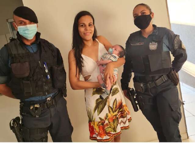Policiais reencontram m&atilde;e e beb&ecirc; que socorreram no dia do parto