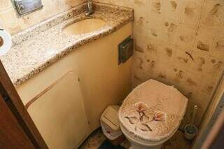 Banheiro com os azulejos originais desde 1986. (Foto: Henrique Kawaminami)