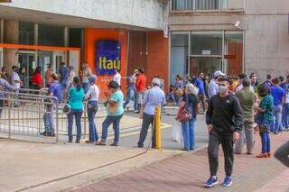 Clientes fazem fila para entrar em agência bancária no Centro da cidade. (Foto: Marcos Maluf)