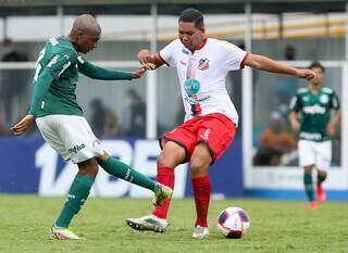 Jogadores de Palmeiras e Real Ariquemes dividem a bola em jogo da segunda rodada (Foto: Palmeiras/Divulgação)