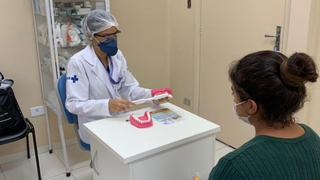 Profissional de saúde bucal da rede municipal atendendo paciente (Foto: Divulgação/Prefeitura de Campo Grande)