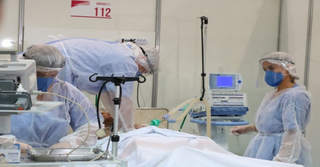 Profissionais de saúde atendendo paciente internado em hospital de Mato Grosso do Sul. (Foto: Divulgação/Governo MS)