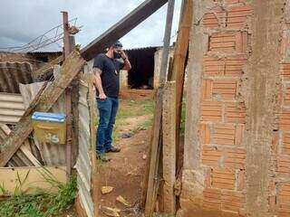 Homem foi encontrado sem vida no chão da casa por uma mulher que passava pelo local. (Foto: Aletheya Alves)