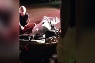 Corpo de jovem ficou caído ao lado da motocicleta após acidente. (Foto: Reprodução)