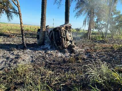 Carro pega fogo depois de bater em coqueiro e trabalhadores morrem carbonizados
