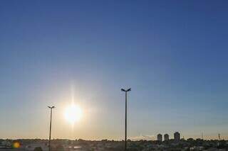 Com céu claro, sol brilha forte na manhã desta terça-feira na Capital. (Foto: Henrique Kawaminami)