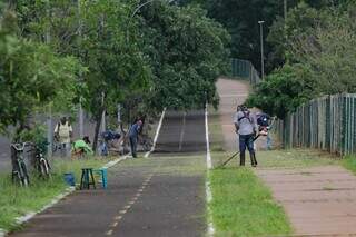 Parque do Sóter passava por poda e “faxina” na tarde de ontem. (Foto: Marcos Maluf)