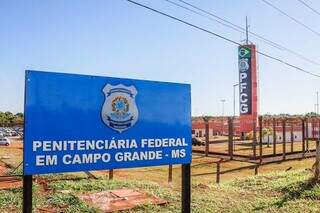 Fachada da Penitenciária Federal em Campo Grande. (Foto: Henrique Kawaminami/Arquivo Campo Grande News)