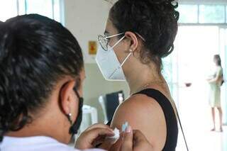 Vacina sendo aplicada em uma jovem da Capital (Foto: Henrique Kawaminami)