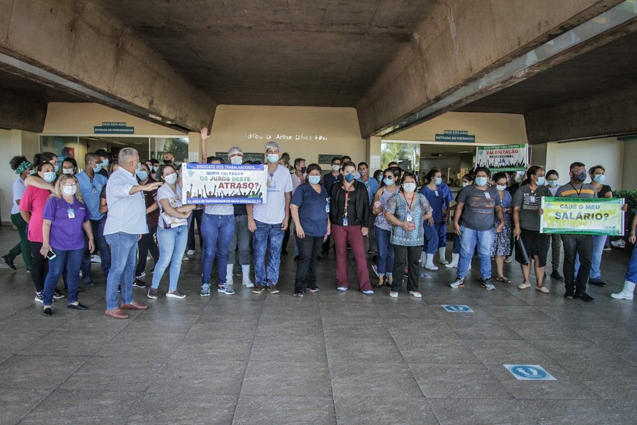 Funcionários da Santa Casa protestam contra salários atrasados
