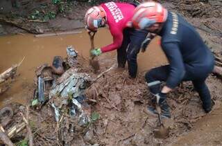 Corpos foram encontrados nesta segunda-feira (10) e retirados pelos bombeiros. (Foto: Divulgalção / Bombeiros MG)